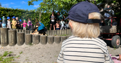 Billedet viser børn på en legeplads.