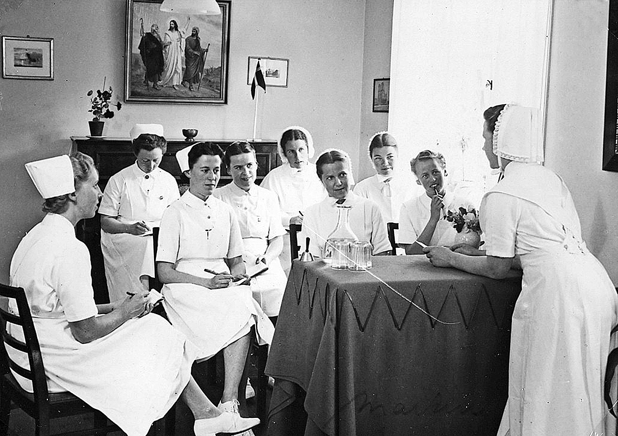 Billedet viser et sort/hvid foto af sygeplejerskeelever.