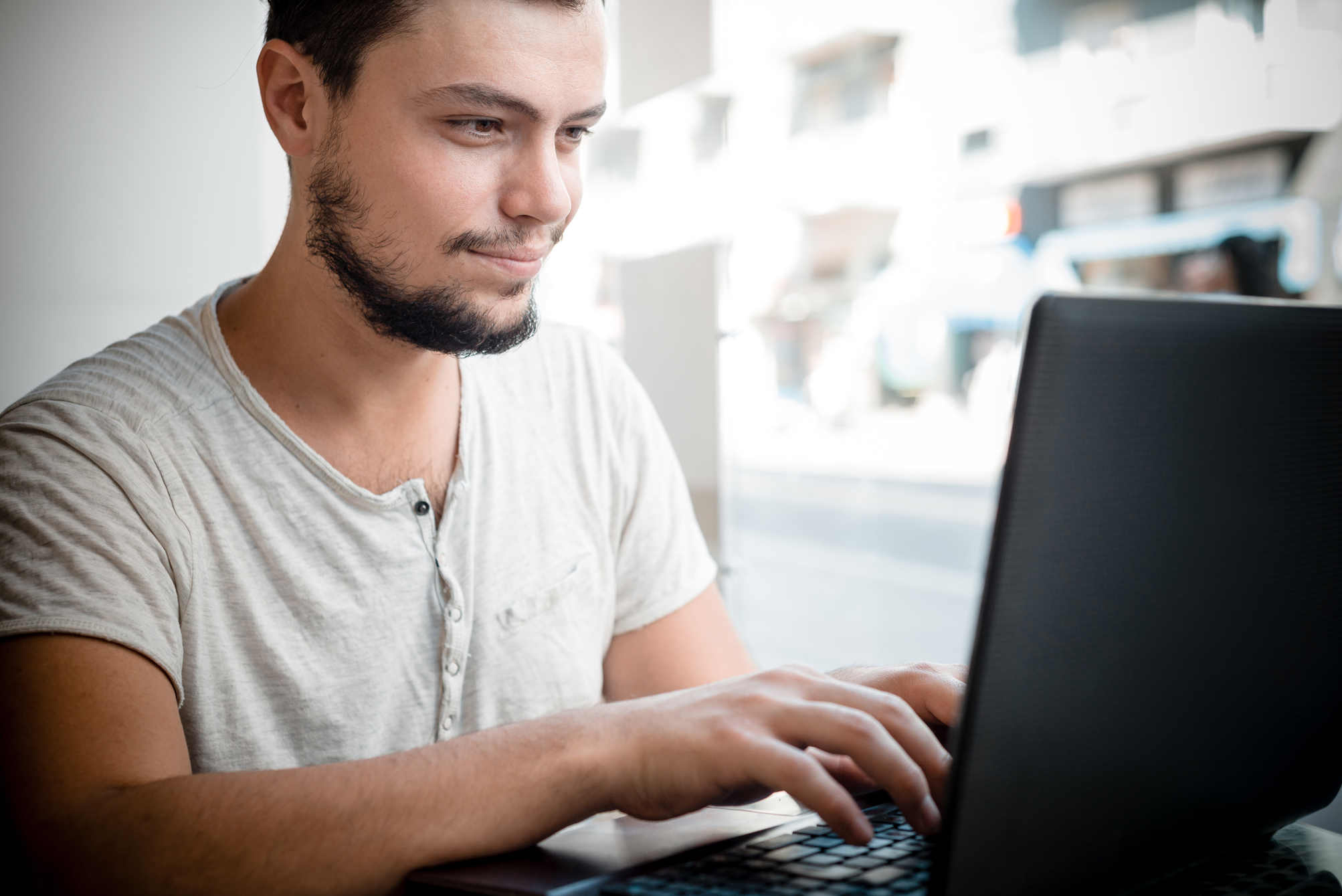 Billedet viser en studerende ved en computer.