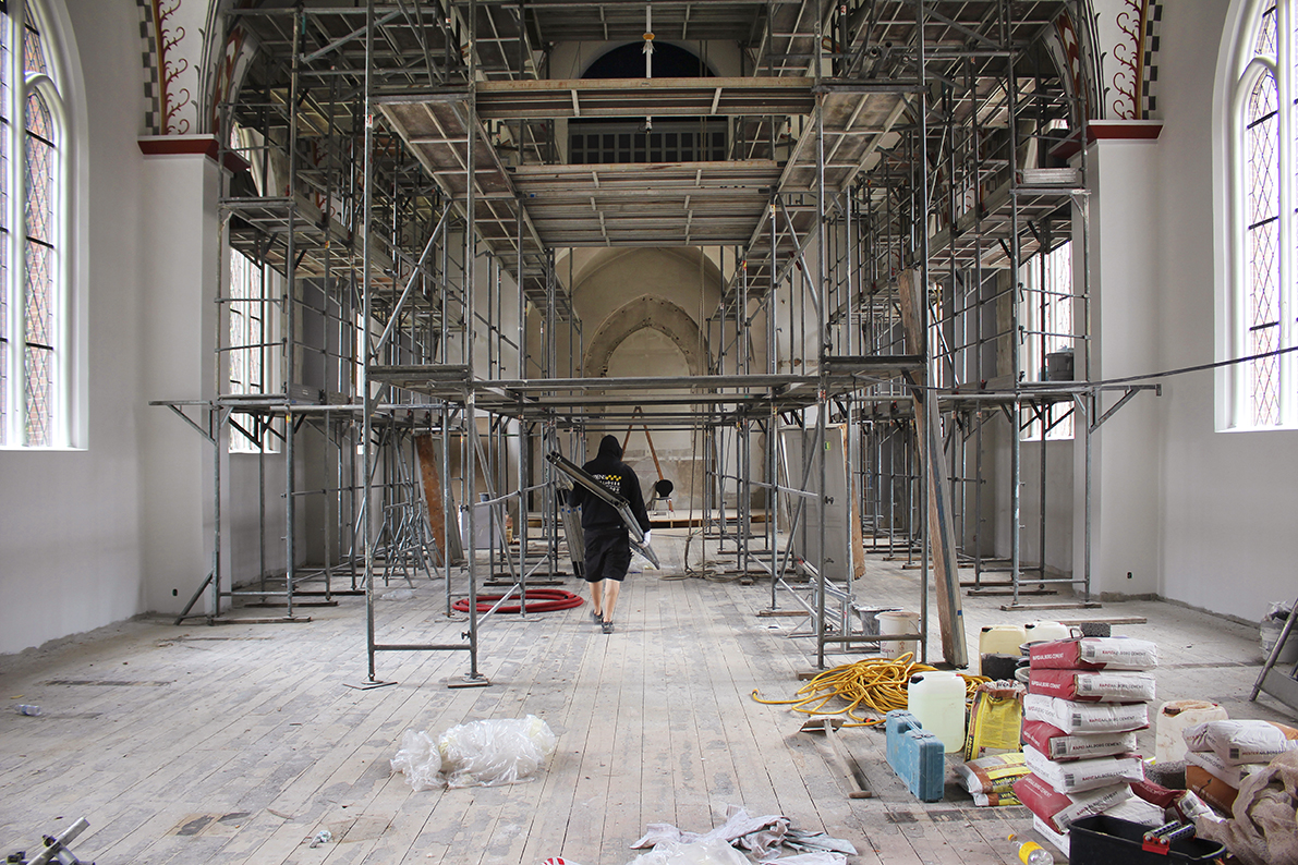 Billedet viser Emmauskirken under renoveringen i 2015, hvor kirken var tømt for alter og bænke.