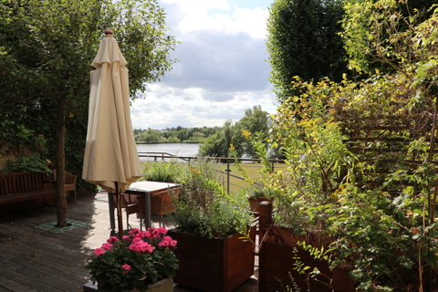 Sommerbillede af udsigten fra terassen på Plejehjemmet Salem, med udsigt over vandet.