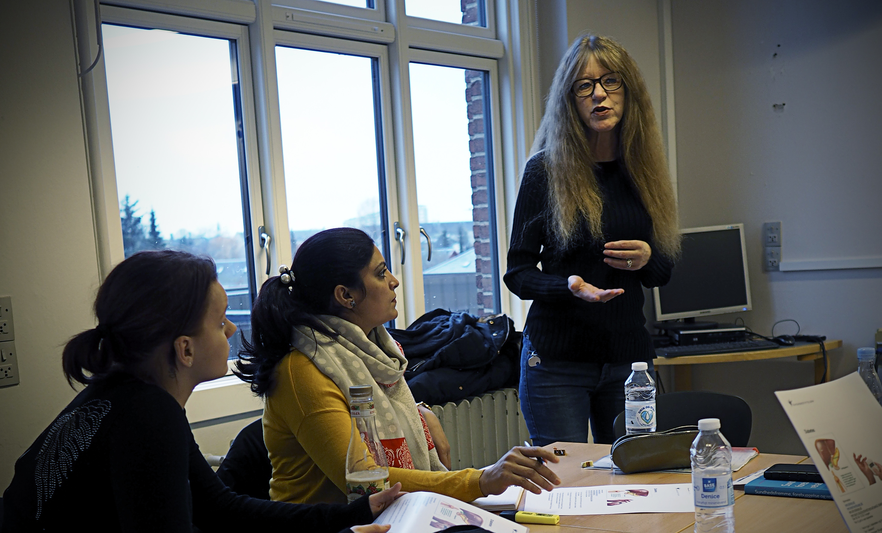 Billedet viser Bettina Taarnberg, der underviser to elever.