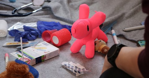 Billedet viser en bamse med plaster og forbinding.
