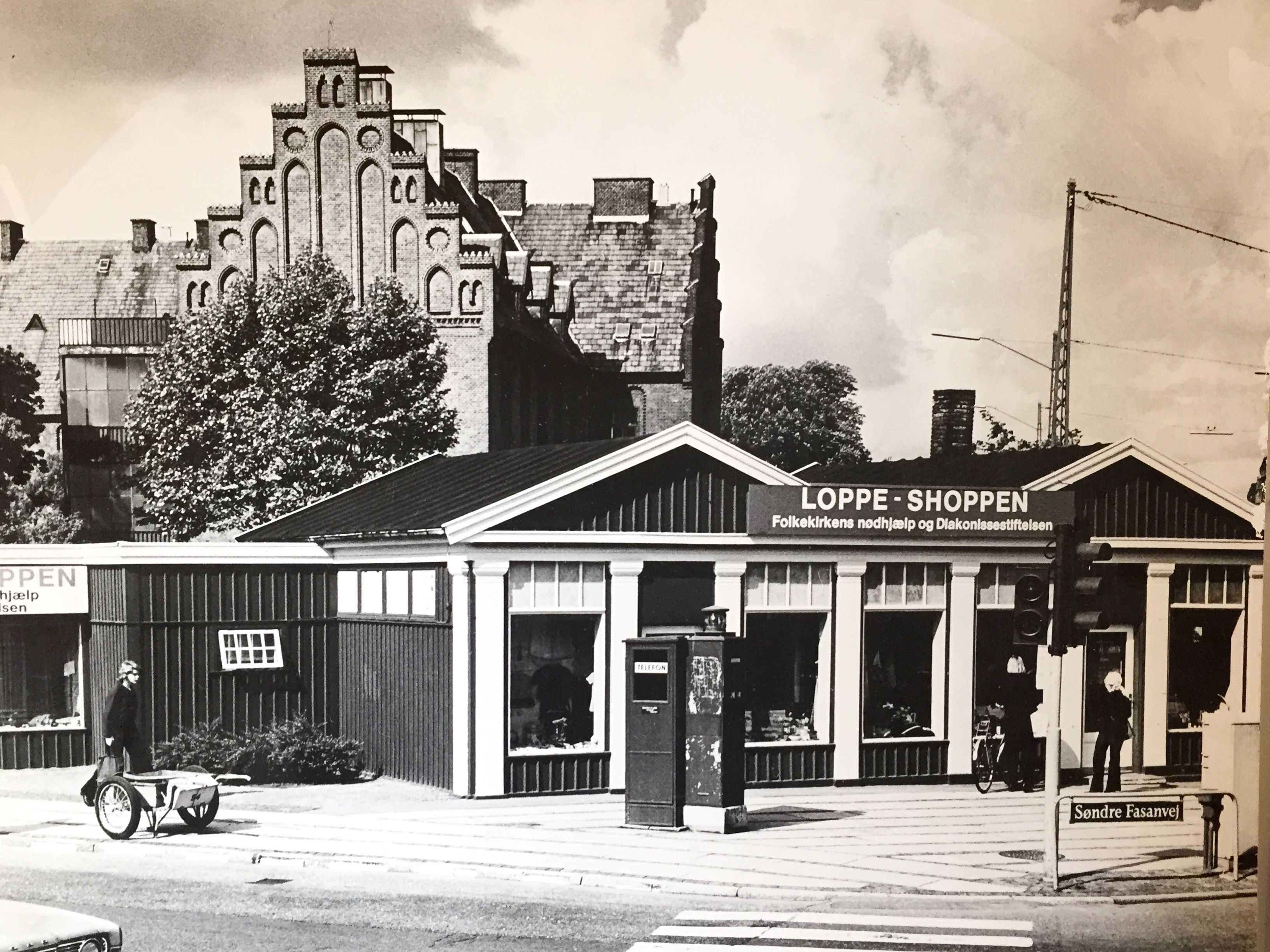Billedet viser et historisk foto af Loppeshoppebutikken.