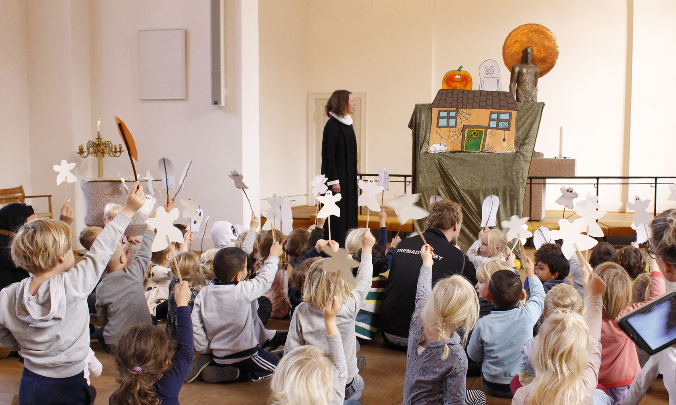 Marija Krogh Hjertholm viser teater for børnehavebørn i kirken.