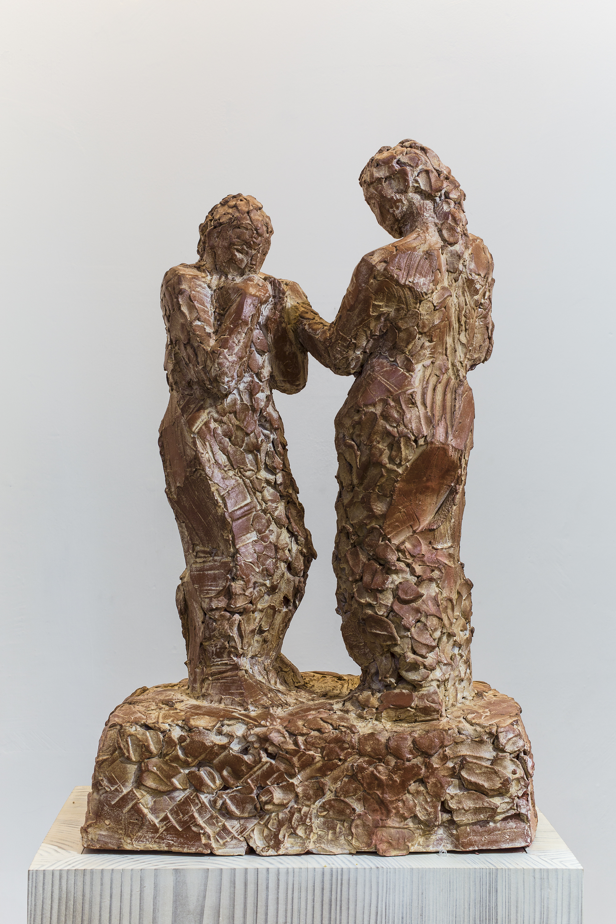 Billedet viser en skulptur af de sør­gende kvinder ved graven.