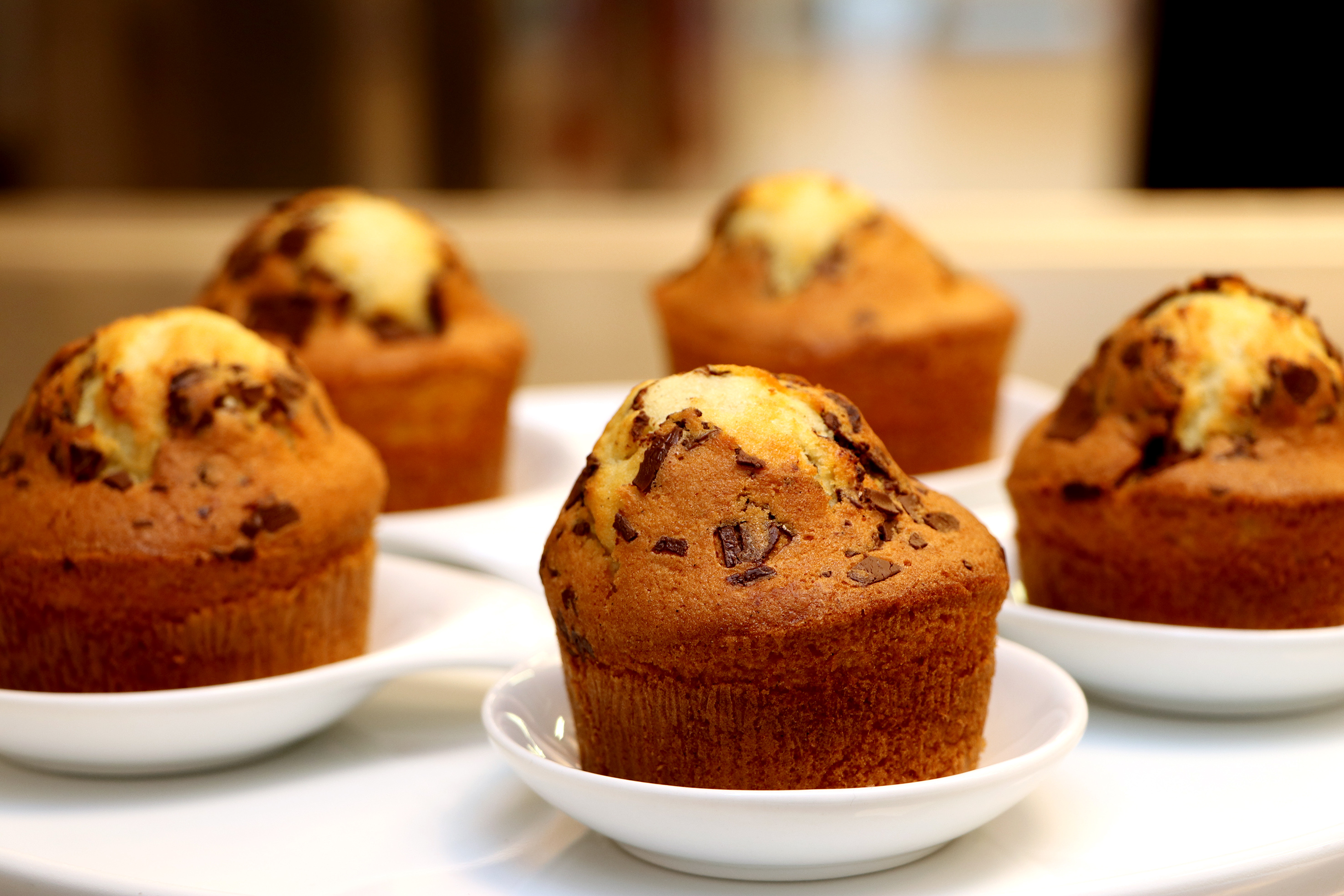 Billedet viser muffins med chokoladestykker.