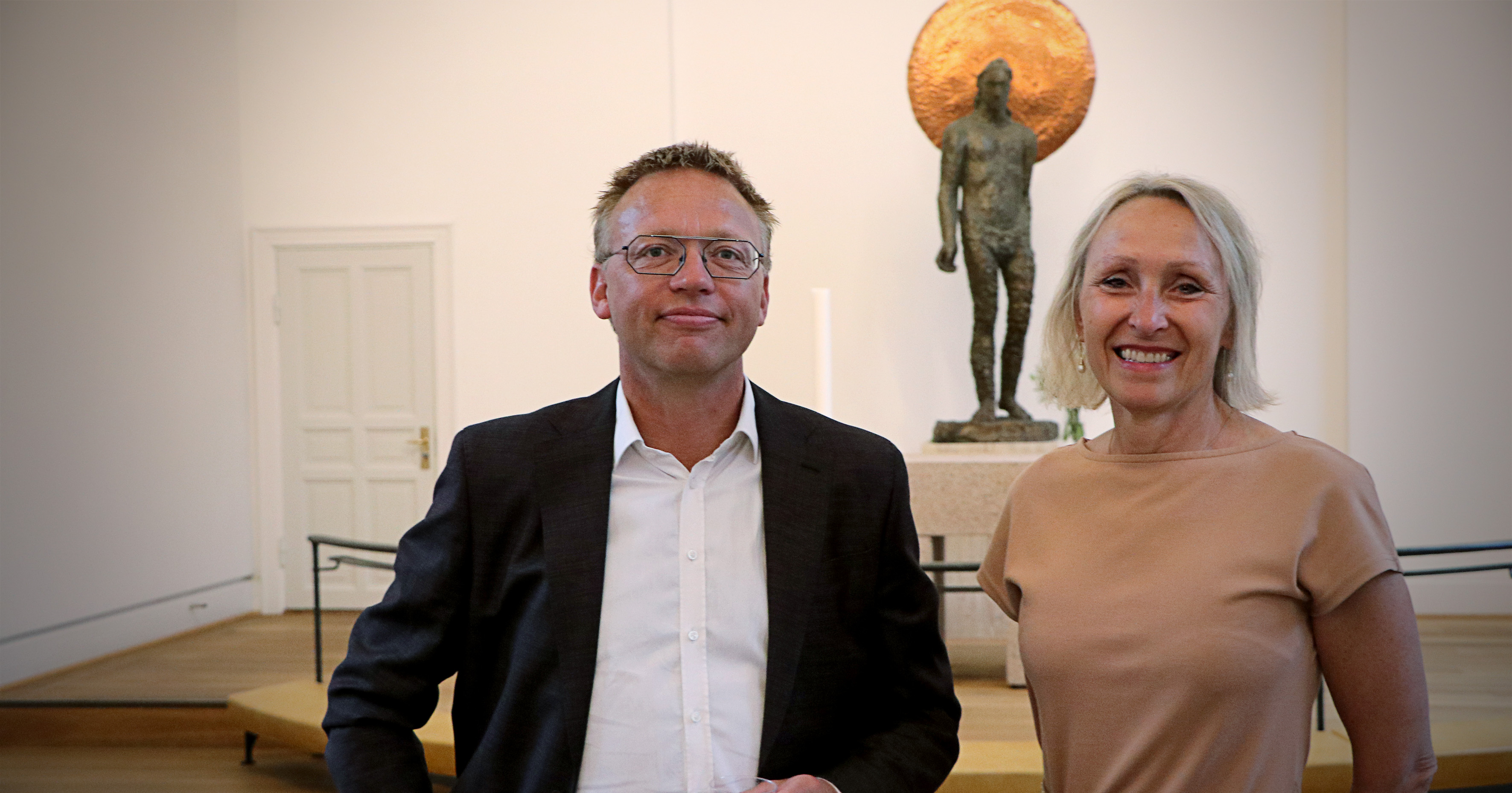 Anders Mørk Hansen og Anne Mette Fugleholm står sammen i Emmauskirken.