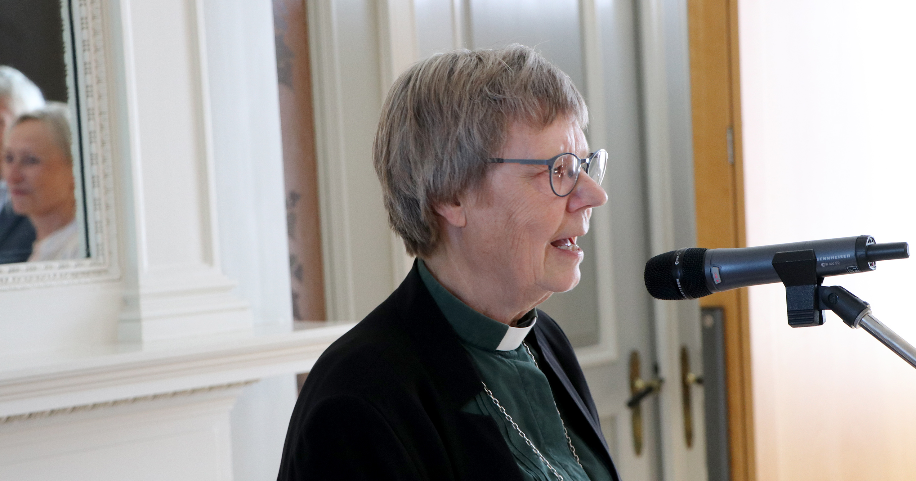 Søster Merete Pelle Poulsen taler.