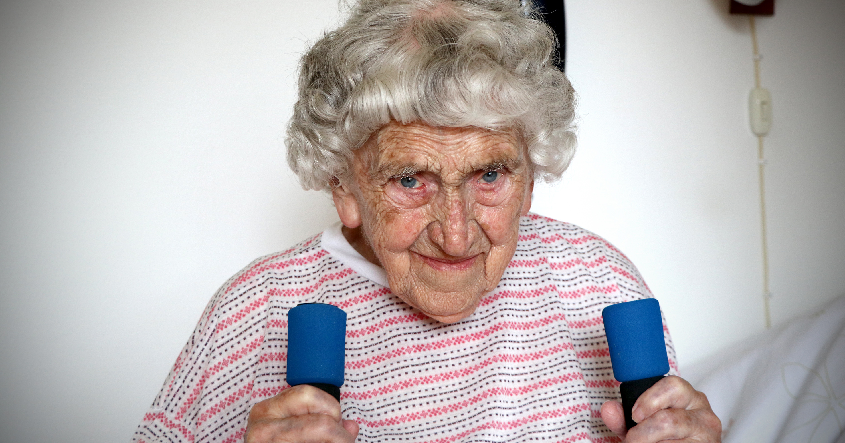 En ældre kvinde med håndvægte.