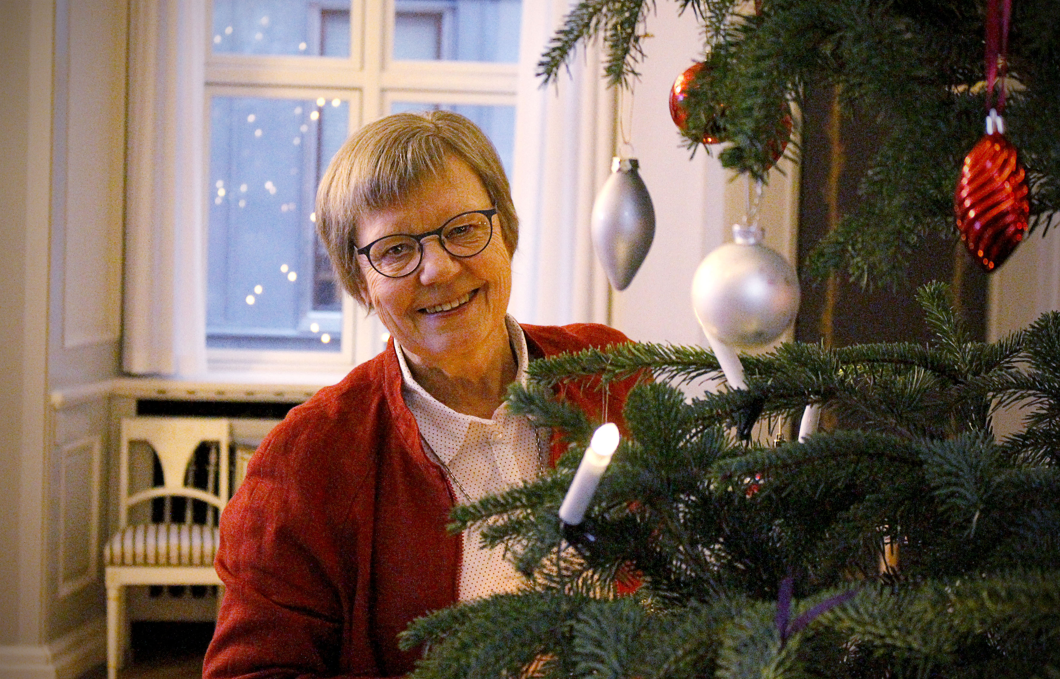 Billedet viser Merete Pelle Poulsen ved et stort juletræ.