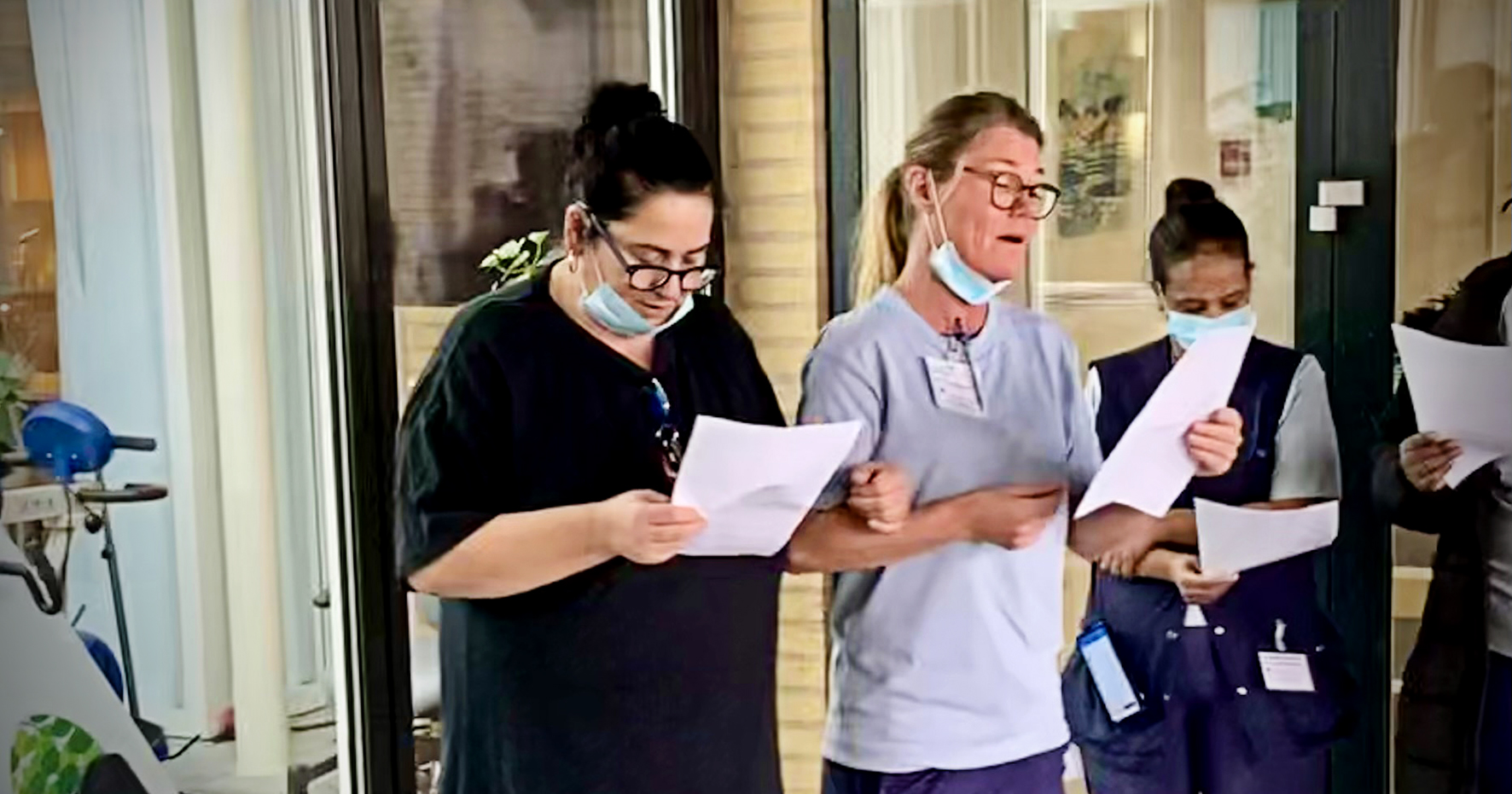 Billedet viser ansatte på plejehjemmet Salem som synger en sang.