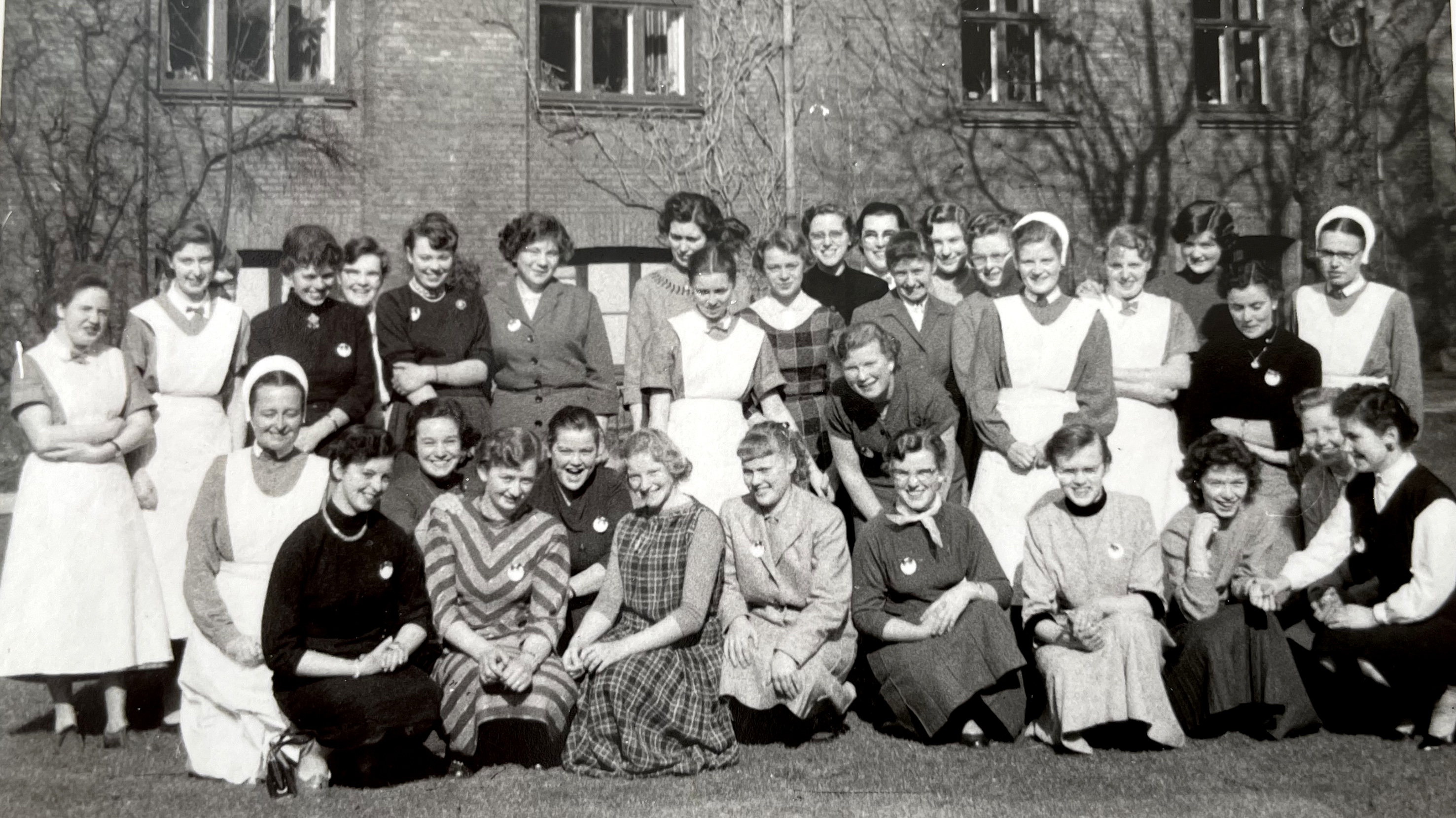 Billedet viser en gruppe af kvinder i en have.