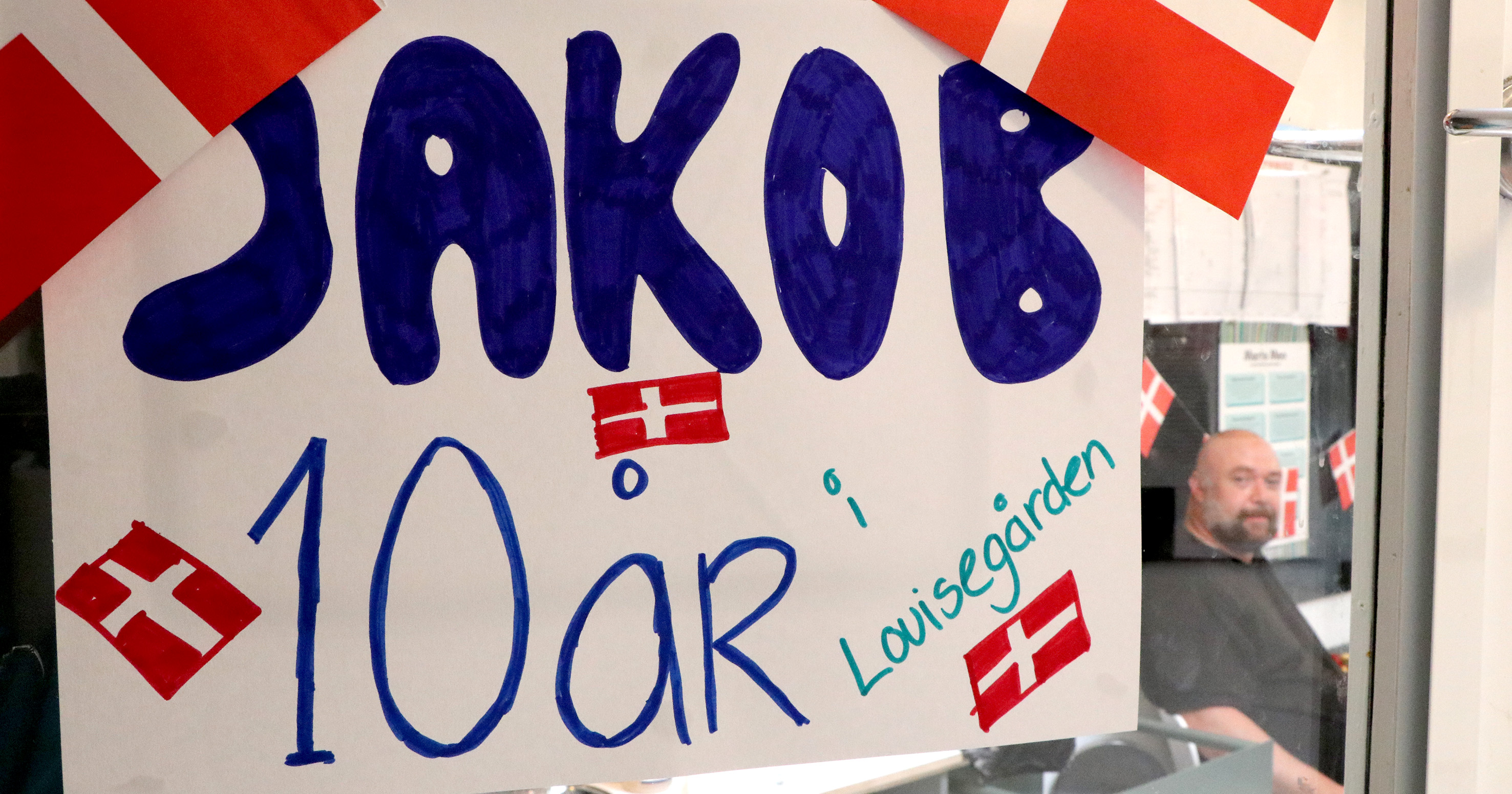 Billedet viser et håndtegnet skilt med teksten 'Jakob 10 år i Louisegården'.