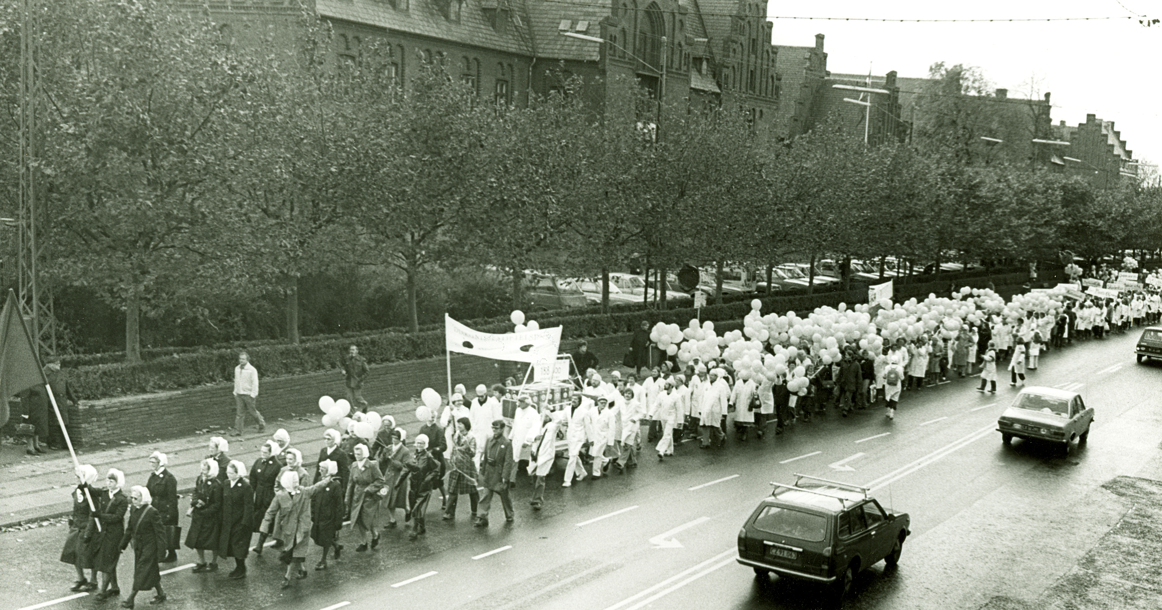 Et sort-hvid-foto af mennesker i protestoptog på Peter Bangs Vej.