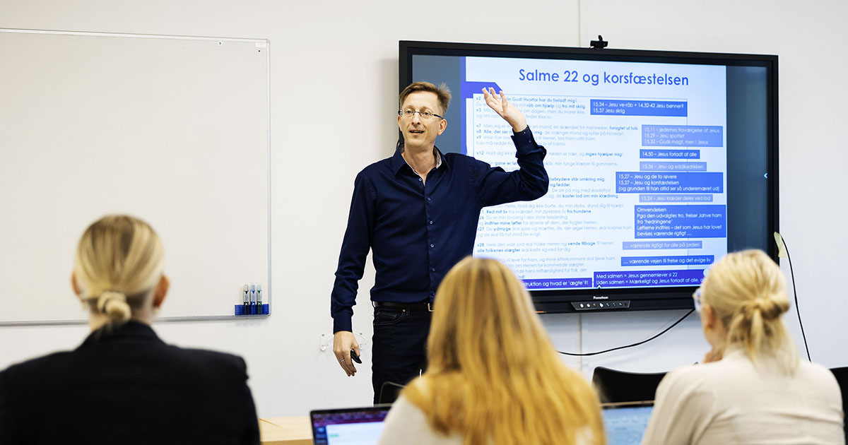 Kasper Dalgaard underviser foran en tavle.