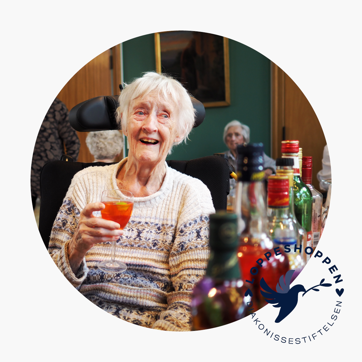 Billedet viser en ældre kvinde som nyder en flot drink.