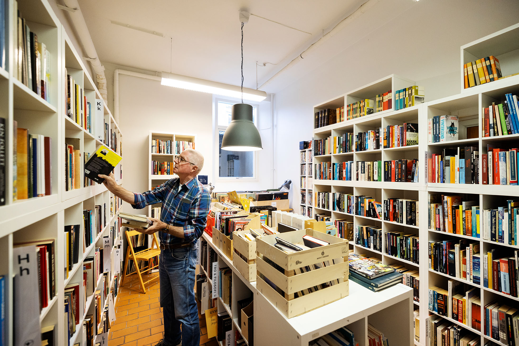 Billedet forestiller en bogsektion i en genbrugsbutik