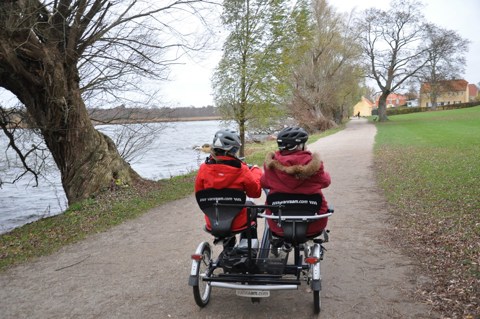 Billedet viser 2 personer, der er ude at cykle.