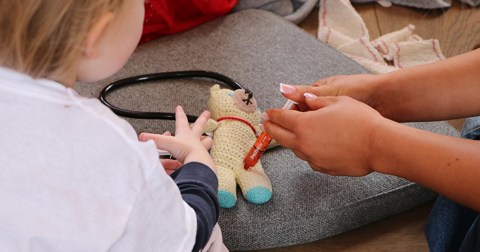 Billedet viser en bamse med plaster og forbinding.