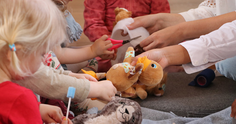 Billedet viser en bamse med plaster og forbinding.